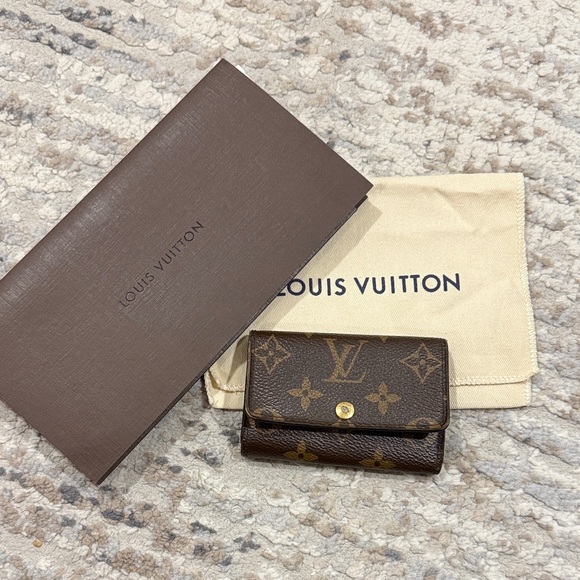 Louis Vuitton Accessories - Louis Vuitton 6 Key Holder